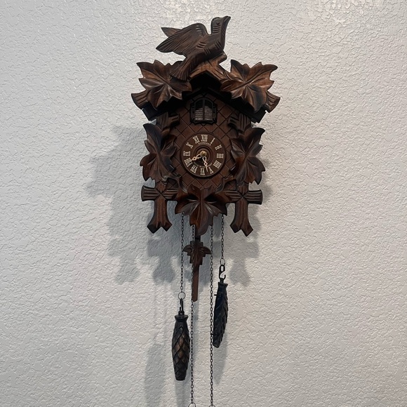 Vintage Wooden Cuckoo Clock with Bird Design - Picture 1 of 11